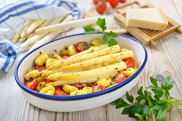 Weißer Spargel auf Gnocchi mit Tomaten in der Auflaufform mit Parmesan gebacken und serviert – White asparagus on Italian Gnocchi with cherry tomatoes baked with grated parmesan cheese 