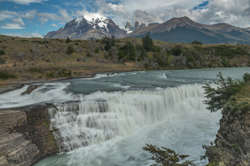 Fototapeta na wymiar Cascada del Rio Paine - Parque Nacional das Torres del Paine - Chile