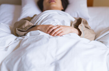 睡眠　布団　女性　日本人