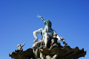 Teilaufnahme Neptunbrunnen Berlin Alexanderplatz, blauer Himmel, Sonnenschein, freie Fläche