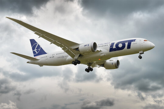 Polish Airlines LOT - Dreamliner Boeing 787 During Landing
