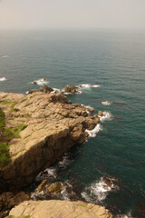 日本　穏やかな海　岸壁　灯台からの景色