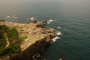 日本海　断崖と穏やかな海　日本　島根県