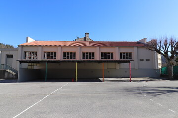 Naklejka premium L'école élémentaire Saint Exupéry vue de l'extérieur, ville de Pont Salomon, département de la Haute Loire, France