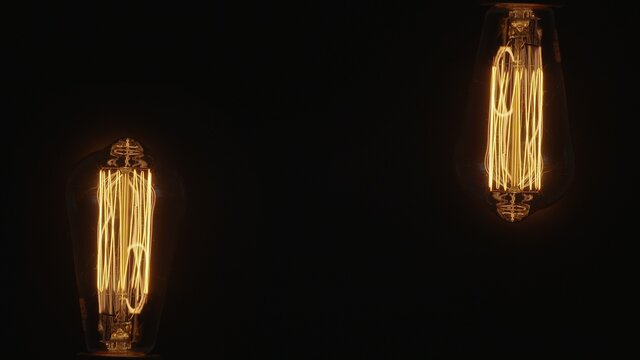 Dwie żar&oacute;wki Edisona, ozdobne żar&oacute;wki na ciemnym tle 