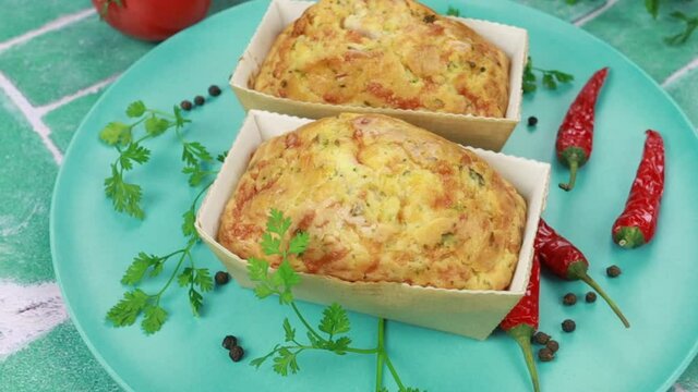petit cake aux l&eacute;gumes dans une assiette