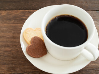 コーヒーとハート型のクッキー
