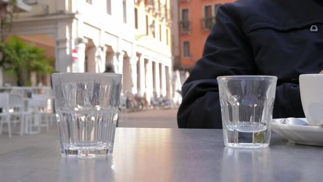 Bicchierini in vetro sul tavolo del bar
