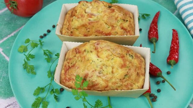 petit cake aux l&eacute;gumes dans une assiette