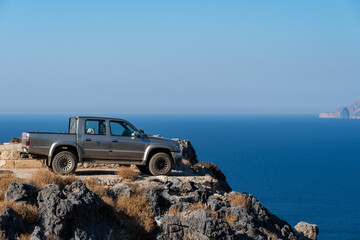 Road vehicle on the edge of a steep cliff. 4x4 car during extreme mountain safari in Crete, Balos road. Grece © Marcin