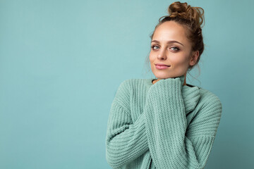 Obraz premium Close-up portrait of nice-looking attractive lovely lovable pretty cute winsome gorgeous cheerful cheery wavy-haired blonde woman isolated on pastel color background wearing stylish clothes
