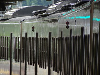 プラットホームで出発を待つ電車