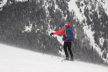 Sport ekstremalny, narciarz skiturowy w Tatrach Zachodnich, zjazd z Ornaka