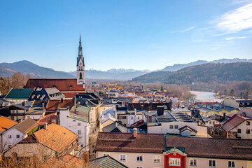 Blick vom Kalvarienberg über Bad Tölz mit den Alpen im Hintergrund