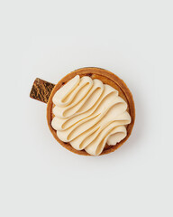 Tartlet with meringue and cream