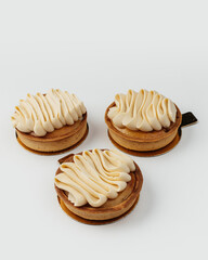 Tartlet with meringue and cream