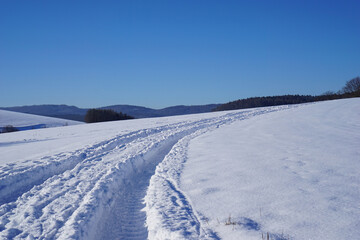 Fototapeta na wymiar Spuren im tiefen Schnee im Hils in der Nähe von Delligsen