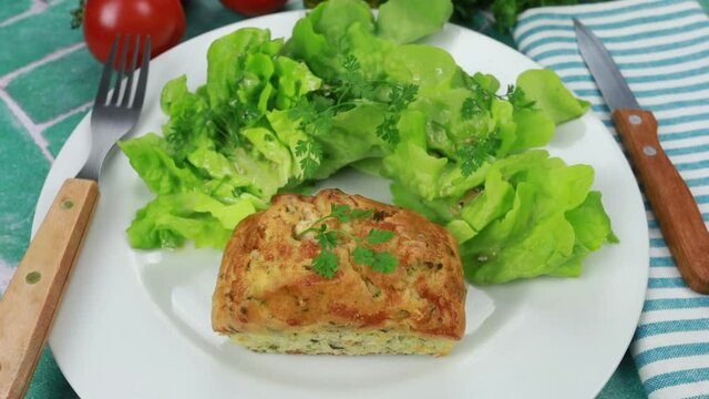 petit cake aux l&eacute;gumes dans une assiette