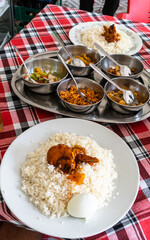 Ryż i curry, kurczak i warzywa tradycyjne danie kuchni Sri Lanki i Indii podane w restauracji.