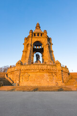 Fototapeta premium Kaiser-Wilhelm Denkmal in der Porta Westfalica zum Sonnenaufgang