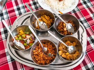 Ryż i curry, kurczak i warzywa tradycyjne danie kuchni Sri Lanki i Indii podane w restauracji. © insomniafoto