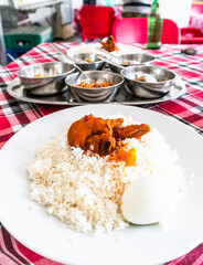 Ryż i curry, kurczak i warzywa tradycyjne danie kuchni Sri Lanki i Indii podane w restauracji.