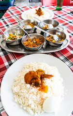 Ryż i curry, kurczak i warzywa tradycyjne danie kuchni Sri Lanki i Indii podane w restauracji.