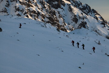 Turyści w Tatrach na szlaku zimą