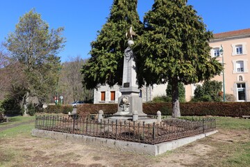 Obraz premium Monument aux morts en mémoire des morts de la première guerre mondiale, ville de Pont Salomon, département de la Haute Loire, France