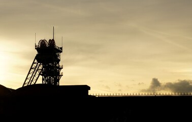 Förderturm der Zeche Westfalen in Ahlen, Kreis Warendorf. Aufnahme am Abend bei  untergehender...
