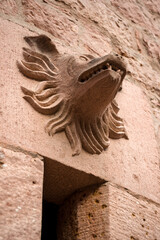 Bas-relief de tête d'animal sur un mur de la cour basse au château alsacien du Haut-Koenigsbourg