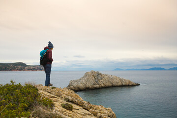 Fototapeta premium silhouette of a man with a backpack on the mountain