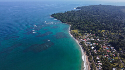 Fototapeta na wymiar Vista aérea de la playa y el coral