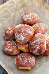 pães rústicos tradicionais são polvilhadas com sementes de gergelim recheado com ervas e queijo. 