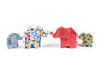 Elefante origami en fondo blanco