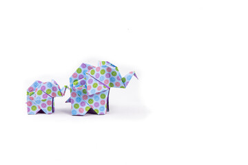 Elefante origami en fondo blanco