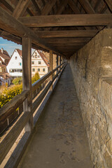 Fototapeta na wymiar Teil der mittelalterlichen Stadtmauer (1350 bis 1410) - Rothenburg ob der Tauber in Bayern / Part of the medieval city wall (1350 to 1410) - Rothenburg ob der Tauber in Bavaria