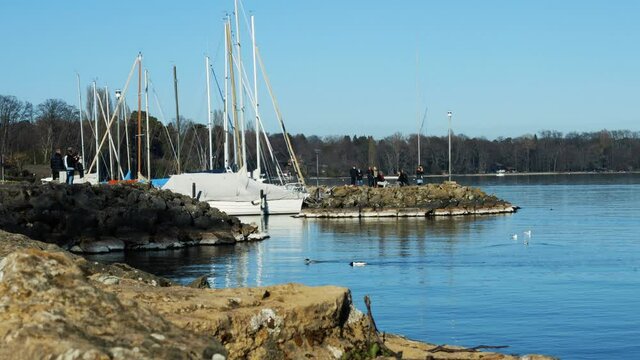Port de St-Prex avec promeneurs