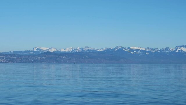 Cha&icirc;ne des Alpes suisses et fran&ccedil;ais derri&egrave;re le lac L&eacute;man