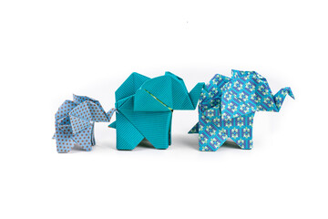 Elefante origami en fondo blanco © Alejandro