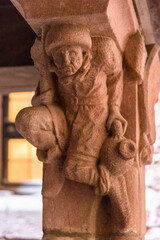 Sculpture d'un homme avec une jarre sur un des piliers de la citerne, située dans la cour intérieur du château alsacien du Haut-Koenigsbourg, Alsace, France