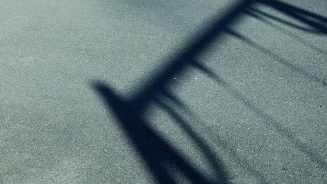 Ombre d'un enfant qui fait de la balan&ccedil;oire