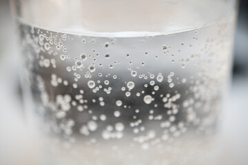 Sprudelndes Mineralwasser im Glas