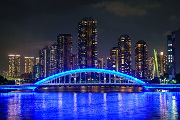 東京 隅田川に架かる永代橋と高層マンション群の夜景