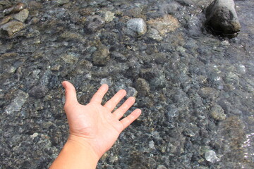 浅い清流と濡れた左手