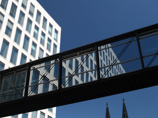 Spiegelung in einem Kölner Bürogebäude mit den Turmspitzen vom Dom