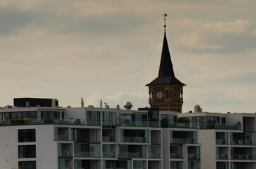 Turm des alten Hafenamtes in Köln mit modernem Wohnhaus