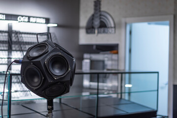 Fuentes de ruido omnidireccionales para realizar ensayos acústicos de aislamiento acústico