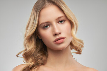 Obraz premium Pretty lady with clear skin posing with no makeup.