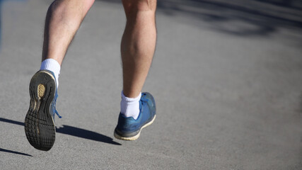 Beine und Füße eines Mannes beim Jogging